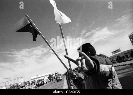 13. Dezember 2003; Lefkosa, türkische Republik; Pro-Regierung und der pro-Türkei Anhänger der MBP Partei vor den Wahlen in Lefkosa/Nikosia, North Cyrpus. Das Hand-Symbol ist von der alten '' graue Wölfe,'' ein Extremist, militante Pro-türkische Gruppe. Stockfoto