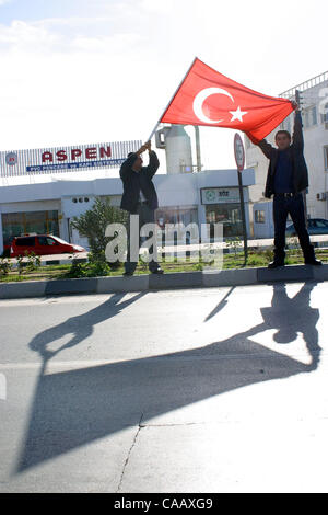 13. Dezember 2003; Lefkosa, türkische Republik N. Zypern; Pro-Regierung und der pro-Türkei Anhänger der MBP Partei vor den Wahlen in Lefkosa/Nikosia, North Cyrpus. Das Hand-Symbol ist von der alten '' graue Wölfe,'' ein Extremist, militante Pro-türkische Gruppe. Stockfoto