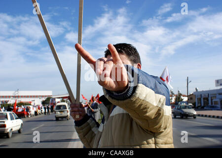 13. Dezember 2003; Lefkosa, türkische Republik N. Zypern; Pro-Regierung und der pro-Türkei Anhänger der MBP Partei vor den Wahlen in Lefkosa/Nikosia, North Cyrpus. Das Hand-Symbol ist von der alten '' graue Wölfe,'' ein Extremist, militante Pro-türkische Gruppe. Stockfoto