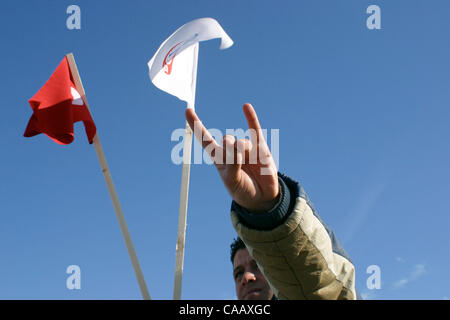 13. Dezember 2003; Lefkosa, türkische Republik N. Zypern; Pro-Regierung und der pro-Türkei Anhänger der MBP Partei vor den Wahlen in Lefkosa/Nikosia, North Cyrpus. Das Hand-Symbol ist von der alten '' graue Wölfe,'' ein Extremist, militante Pro-türkische Gruppe. Stockfoto