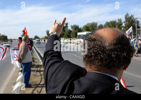 13. Dezember 2003; Lefkosa, türkische Republik N. Zypern; Pro-Regierung und der pro-Türkei Anhänger der MBP Partei vor den Wahlen in Lefkosa/Nikosia, North Cyrpus. Das Hand-Symbol ist von der alten '' graue Wölfe,'' ein Extremist, militante Pro-türkische Gruppe. Stockfoto