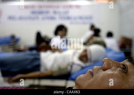 Februar 24,2004 JAKARTA, Indonesien ein Mann am Mattrass liegt, wenn er seine spendet Blut im Rotkreuz-Indonesien Jakarta Büro kaum Vorräte Mischlinge zur Erhöhung der Zahl der Dengue-HÄMORRHAGISCHES Fieber Patienten in diesen Tagen.    Foto von leugnen/JiwaFoto/ZUMA Press Stockfoto