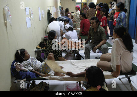 Februar 24,2004 JAKARTA, Indonesien Patienten von DENGUE HÄMORRHAGISCHES Fieber Lüge-down-auf den Betten in einem Krankenhaus in Jakarta.    Foto von leugnen/JiwaFoto/ZUMA Press Stockfoto