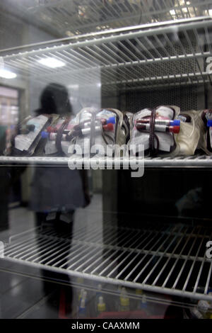 24. Februar 2004 Blut JAKARTA, Indonesien Bestände im Indonesischen Roten Kreuzes Jakarta Büro welche kaum Vorräte Blut für eine wachsende Zahl von Dengue-Fieber-Patienten.    Foto von leugnen/JiwaFoto Stockfoto