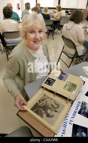 (neu veröffentlichte 21.05.2005, NI-12) (veröffentlichten 23.04.2005, NC-4) In einer Aktivität Zimmer im Oceanside Senior Center MAUREEN FLEMING Aussehen durch ein Fotoalbum mit Highlights aus Oceanside Senioren im Laufe der Jahre. Sie arbeitete hier seit vielen Jahren.  U/T Foto CHARLIE NEUMAN Stockfoto