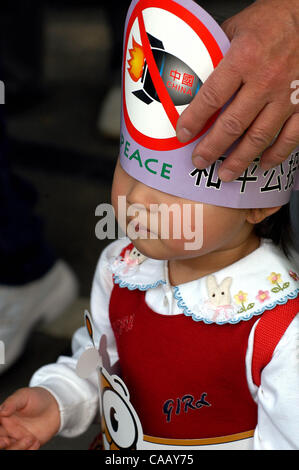 28. Februar 2004 TAIPEI, TAIWAN DPP Anhänger von Präsident Chen Shui-Bian in 228 Friedenspark, Taipei, zu Beginn der Hand In Hand-Rallye, wo mehr als 1 Million Menschen Hände bilden eine Menschenkette entlang der Länge des Taiwan verbunden, in friedlicher Protest auf dem chinesischen Festland mit dem Ziel Raketen in Richtung der Stockfoto