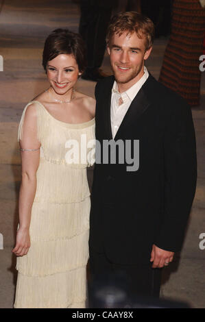 29. Februar 2004; Los Angeles, Kalifornien, USA; JAMES VAN DER BEEK und Frau kommen bei der 2004 Vanity Fair Oscar Party im Morton in West Hollywood, Kalifornien am 29. Februar 2004. Stockfoto