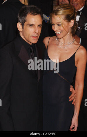 29. Februar 2004; Los Angeles, Kalifornien, USA; Schauspieler BEN STILLER und Frau, der Schauspielerin CHRISTINE TAYLOR kommen bei der 2004 Vanity Fair Oscar Party im Morton in West Hollywood. Stockfoto