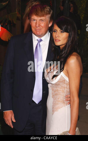 29. Februar 2004; Los Angeles, Kalifornien, USA; DONALD TRUMP und Frau MELANIA KNAUSS kommen bei der 2004 Vanity Fair Oscar Party im Morton in West Hollywood. Stockfoto