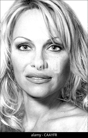 1. März 2004 - Miami, FL, USA - Schauspielerin PAMELA ANDERSON in Florida. Die aus Kanada stammende wurde Pamela Anderson auf Vancouver Island geboren. Berühmte Schauspielerin Darsteller in TV-Serie "Baywatch" und der Film "Barb Wire". (Kredit-Bild: © David Jacobs/ZUMA Press) Stockfoto