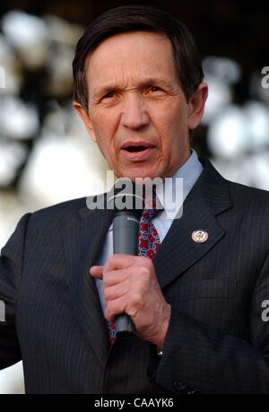 5. März 2004; San Antonio, TX, USA; Präsidiale Kandidat DENNIS KUCINICH spricht bei einem Stopp an Milam Park Freitag, 5. März 2004. Stockfoto