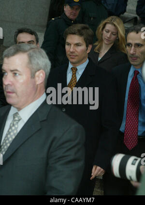 5. März 2004; New York, NY, USA; Mitangeklagten PETER BACANOVIC fährt Manhattan Bundesgerichtshof nach seiner Verurteilung auf Behinderung der Justiz & liegend an die Regierung. Stockfoto