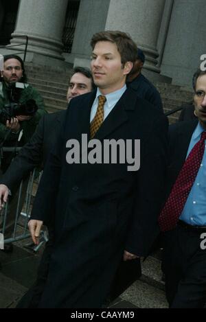 5. März 2004; New York, NY, USA; Mitangeklagten PETER BACANOVIC fährt Manhattan Bundesgerichtshof nach seiner Verurteilung auf Behinderung der Justiz & liegend an die Regierung. Stockfoto