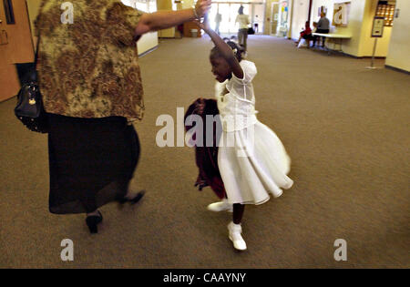 7. März 2004; San Antonio, TX, USA; KATHY JOHNSON gibt neu angenommene Tochter CARINETTE, 7, ein Strudel nach dem Gottesdienst in der Oak Hills Kirche. Sie verbrachte den größten Teil ihres Lebens in einem Waisenhaus in Cap-Haiten, Haiti, bis ihr Adoptivvater Dan Johnson sie in die Vereinigten Staaten nur wenige Tage vor r brachte Stockfoto