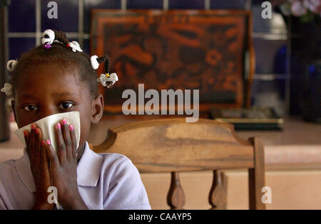 7. März 2004; San Antonio, TX, USA; CARINETTE JOHNSON, 7, wischt ihr Gesicht nach dem Mittagessen. Sie verbrachte den Großteil ihres Lebens in einem Waisenhaus in Cap-Haiten, Haiti bis ihr Adoptivvater Dan Johnson sie in die Vereinigten Staaten nur wenige Tage brachte bevor die Rebellen die Kontrolle über die Stadt gewonnen. Sie ist bis l einstellen. Stockfoto