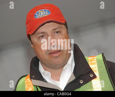 13. März 2004; Barstow, Kalifornien, USA;  Grand Challenge Programm Manager Oberst Jose Negron, USAF, vor dem Start der DARPA Grand Challenge $ 1 Million. Obligatorische Credit: Foto von Vaughn Youtz/ZUMA Press. (©) Copyright 2004 von Vaughn Youtz. Stockfoto