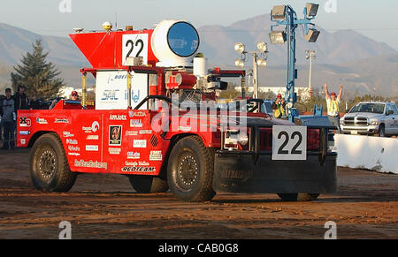 13. März 2004; Barstow, Kalifornien, USA;  Der rote Team "Sandsturm" verlässt das Starttor während der $ 1 Million DARPA Grand Challenge. Obligatorische Credit: Foto von Vaughn Youtz/ZUMA Press. (©) Copyright 2004 von Vaughn Youtz. Stockfoto