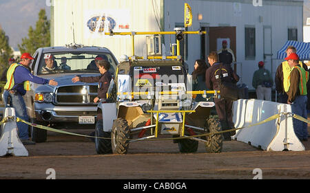 13. März 2004; Barstow, Kalifornien, USA;  "AVIDOR 2004," einen Eintrag aus SciAutonics, erwartet Sie einen Start-Befehl während der $ 1 Million DARPA Grand Challenge. Obligatorische Credit: Foto von Vaughn Youtz/ZUMA Press. (©) Copyright 2004 von Vaughn Youtz. Stockfoto