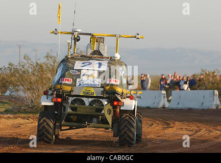 13. März 2004; Barstow, Kalifornien, USA;  "AVIDOR 2004," einen Eintrag aus dem SciAutonics-Team, navigiert den Kurs während der $ 1 Million DARPA Grand Challenge. Obligatorische Credit: Foto von Vaughn Youtz/ZUMA Press. (©) Copyright 2004 von Vaughn Youtz. Stockfoto