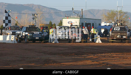 13. März 2004; Barstow, Kalifornien, USA;  Einträge warten im Bereich Staginging für den Start in die $ 1 Million DARPA Grand Challenge. Obligatorische Credit: Foto von Vaughn Youtz/ZUMA Press. (©) Copyright 2004 von Vaughn Youtz. Stockfoto