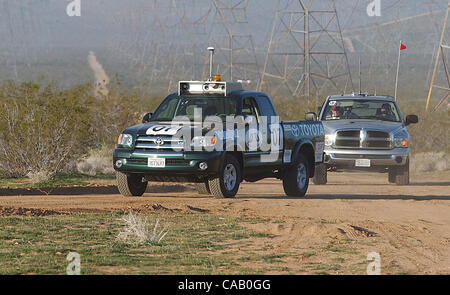 13. März 2004; Barstow, Kalifornien, USA;  "Vater", den Eintrag von digitalen Auto fahren, navigiert den Kurs während der $ 1 Million DARPA Grand Challenge. Obligatorische Credit: Foto von Vaughn Youtz/ZUMA Press. (©) Copyright 2004 von Vaughn Youtz. Stockfoto