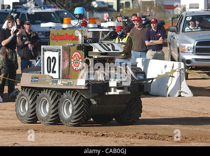 13. März 2004; Barstow, Kalifornien, USA;  "CAJUNBOT", den Eintrag von der University of Louisiana in Lafayette, startet während die $ 1 Million DARPA Grand Challenge. Obligatorische Credit: Foto von Vaughn Youtz/ZUMA Press. (©) Copyright 2004 von Vaughn Youtz. Stockfoto