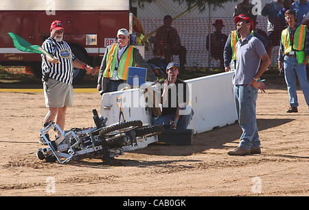 13. März 2004; Barstow, Kalifornien, USA; "GHOSTRIDER", dem blauen Team Eintritt, fällt aus dem Tor während der $ 1 Million DARPA Grand Challenge. Obligatorische Credit: Foto von Vaughn Youtz/ZUMA Press. (©) Copyright 2004 von Vaughn Youtz. Stockfoto