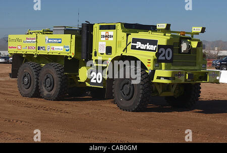 13. März 2004; Barstow, Kalifornien, USA;  "TERRAMAX," den Eintrag aus der Oshkosh Truck Corporation startet während der $ 1 Million DARPA Grand Challenge. Obligatorische Credit: Foto von Vaughn Youtz/ZUMA Press. (©) Copyright 2004 von Vaughn Youtz. Stockfoto