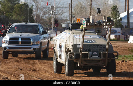 13. März 2004; Barstow, Kalifornien, USA;  "NAVIGATOR", den Eintrag von der University of Florida, startet während die $ 1 Million DARPA Grand Challenge. Obligatorische Credit: Foto von Vaughn Youtz/ZUMA Press. (©) Copyright 2004 von Vaughn Youtz. Stockfoto