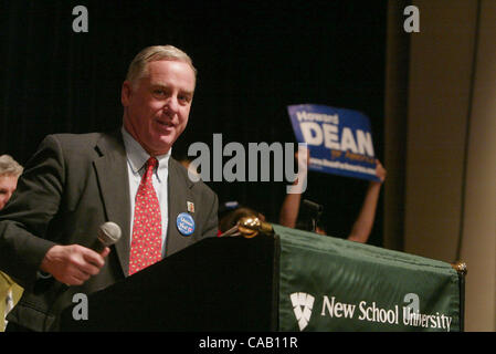 19. März 2004; New York, NY, USA; Ehemalige Präsidentschaftskandidat HOWARD DEAN an der New School, wo er seine neue politische Organisation "Demokratie für Amerika", die Grassrooots Aktivismus & Progressive Ursachen unterstützen weiterhin gefördert. Stockfoto