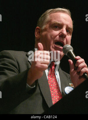 19. März 2004; New York, NY, USA; Ehemalige Präsidentschaftskandidat HOWARD DEAN an der New School, wo er seine neue politische Organisation "Demokratie für Amerika", die Grassrooots Aktivismus & Progressive Ursachen unterstützen weiterhin gefördert. Stockfoto