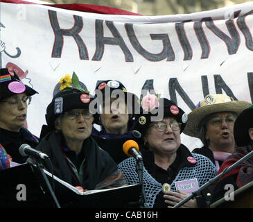 20. März 2004; Manhattan, NY, USA; Die Raging Grannies singen Lieder, wie Anti-Kriegs-Demonstranten versammeln sich am 23rd Street und Madison Ave., bevor sie durch Manhattan, NY Samstag, 20. März 2004 am ersten Jahrestag des Irak-Krieges marschieren. Stockfoto