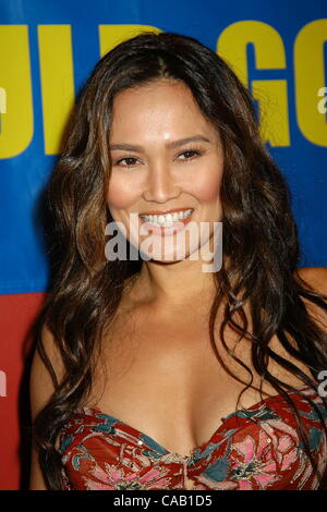 23. März 2004 gehe - Hollywood, Kalifornien, USA - Tia Carrere der Eddie nutzen für Surf Aid International auf Stufe 3. Stockfoto