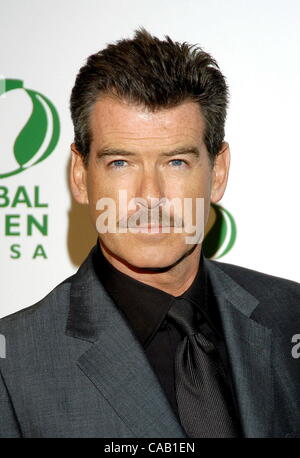 24. März 2004 - Hollywood, Kalifornien, USA - Pierce Brosnan an den 8. jährlichen Green Cross Millennium Awards. Stockfoto