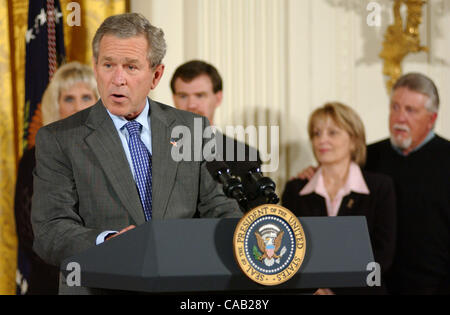 1. April 2004; Washington, DC, USA; Präsident GEORGE W. BUSH gibt eine Pressekonferenz vor Unterzeichnung der ungeborenen Opfer von Gewalt Act von 2004 im East Room des weißen Hauses am 1. April 2004. Stockfoto