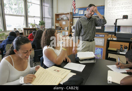 Den letzten Tag der Bibel in Literatur Klasse Millikan High School in Long Beach Lehrer NADER TWAL Witze mit Studenten ANDREA LOWE links und SHAREESE ROUSH als Klasse schreibt Kommentare, Fragen darüber, wie die Klasse, die ihnen geholfen.  U/T Foto CHARLIE NEUMAN Stockfoto