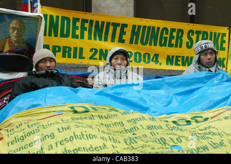 13. April 2004; New York, NY, USA; Tibetische Hungerstreikenden am 12. Tag schnell außerhalb der Vereinten Nationen. Stockfoto