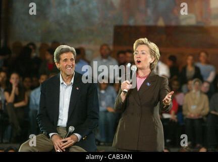 14. April 2004; New York, NY, USA;  Demokratischen Präsidenten hoffnungsvollen JOHN KERRY & New York Senator HILLARY CLINTON in einer Bürgerversammlung statt am City College in Harlem. Stockfoto