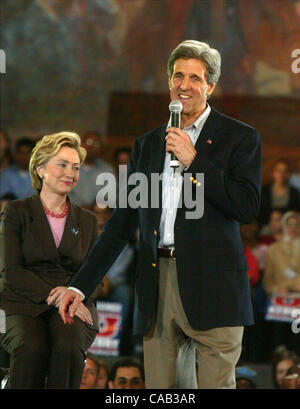 14. April 2004; New York, NY, USA;  Demokratischen Präsidenten hoffnungsvollen JOHN KERRY & New York Senator HILLARY CLINTON in einer Bürgerversammlung statt am City College in Harlem. Stockfoto