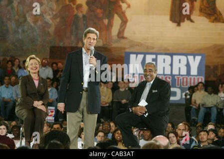 14. April 2004; New York, NY, USA;  Demokratischen Präsidenten hoffnungsvollen JOHN KERRY & New York Senator HILLARY CLINTON in einer Bürgerversammlung statt am City College in Harlem. Stockfoto