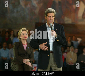 14. April 2004; New York, NY, USA;  Demokratischen Präsidenten hoffnungsvollen JOHN KERRY & New York Senator HILLARY CLINTON in einer Bürgerversammlung statt am City College in Harlem. Stockfoto