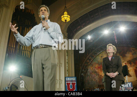 14. April 2004; New York, NY, USA;  Demokratischen Präsidenten hoffnungsvollen JOHN KERRY & New York Senator HILLARY CLINTON in einer Bürgerversammlung statt am City College in Harlem. Stockfoto