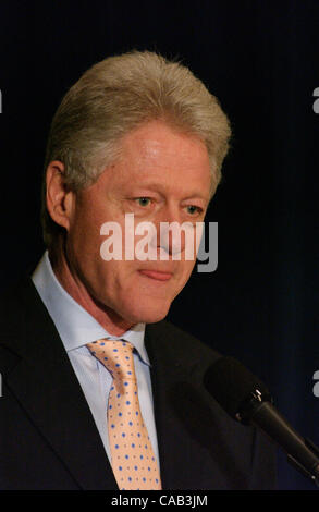 19. April 2004; New York, NY, USA; Präsident BILL CLINTON sprach über den israelischen palästinensischen Konflikt in der "Racing The Clock"-Podiumsdiskussion im Waldorf Astoria Stockfoto