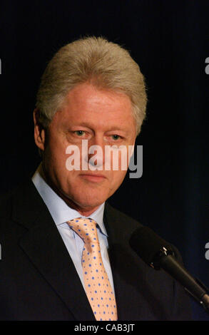 19. April 2004; New York, NY, USA; Präsident BILL CLINTON sprach über den israelischen palästinensischen Konflikt in der "Racing The Clock"-Podiumsdiskussion im Waldorf Astoria Stockfoto