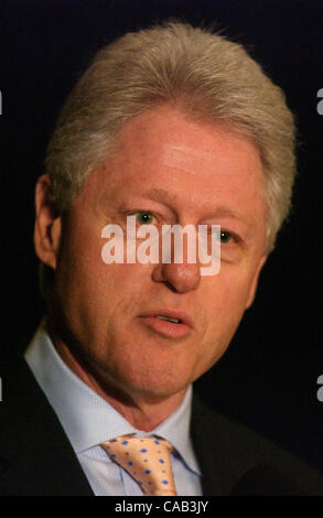 19. April 2004; New York, NY, USA; Präsident BILL CLINTON sprach über den israelischen palästinensischen Konflikt in der "Racing The Clock"-Podiumsdiskussion im Waldorf Astoria Stockfoto