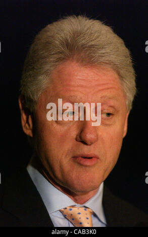 19. April 2004; New York, NY, USA; Präsident BILL CLINTON sprach über den israelischen palästinensischen Konflikt in der "Racing The Clock"-Podiumsdiskussion im Waldorf Astoria Stockfoto