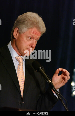 19. April 2004; New York, NY, USA; Präsident BILL CLINTON sprach über den israelischen palästinensischen Konflikt in der "Racing The Clock"-Podiumsdiskussion im Waldorf Astoria Stockfoto