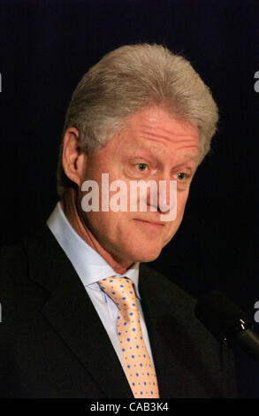 19. April 2004; New York, NY, USA; Präsident BILL CLINTON sprach über den israelischen palästinensischen Konflikt in der "Racing The Clock"-Podiumsdiskussion im Waldorf Astoria Stockfoto