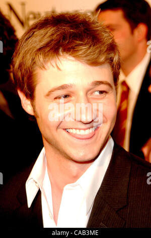 20. April 2004 - Hollywood, Kalifornien, USA - Benjamin Mckenzie auf Saison Finale Party für "OC". Stockfoto