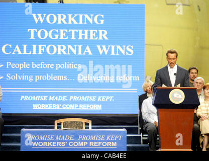 19. April 2005; Long Beach, Kalifornien, USA; Gouverneur ARNOLD SCHWARZENEGGER spricht nach der Unterzeichnung der SB899, des Arbeitnehmers Entschädigung Reform Bill, bei der Boeing Produktionsstätte in Long Beach, Kalifornien, 19. April 2004. Die Maßnahme sieht eine vollständige Überarbeitung der kalifornischen Mitarb. Stockfoto